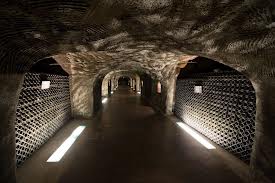 Túneles que surcan las entrañas de Epernay, donde reposan los mejores champagnes del mundo